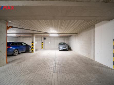 Pohled na čtyři parkovací místa | Prodej - malý objekt/garáž