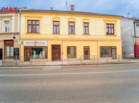 Pohled na dům v Palackého ulici č.p. 176 | Pronájem - obchodní prostor, 20 m²