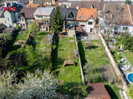 Pohled na zahradu a dům | Prodej - dům/vila, 155 m²