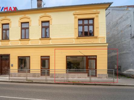 Pohled na dům v Palackého ulici č.p. 176 | Pronájem - obchodní prostor, 61 m²