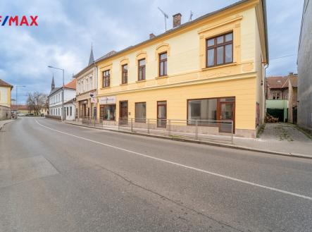 Pohled na dům v Palackého ulici č.p. 176 | Pronájem - obchodní prostor, 61 m²