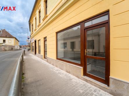 Pohled na dům v Palackého ulici č.p. 176 | Pronájem - obchodní prostor, 61 m²