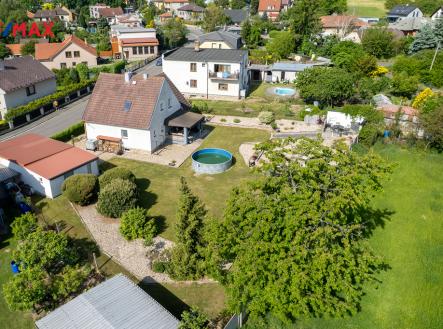 Pohled na dům a zahradu | Prodej - dům/vila, 139 m²