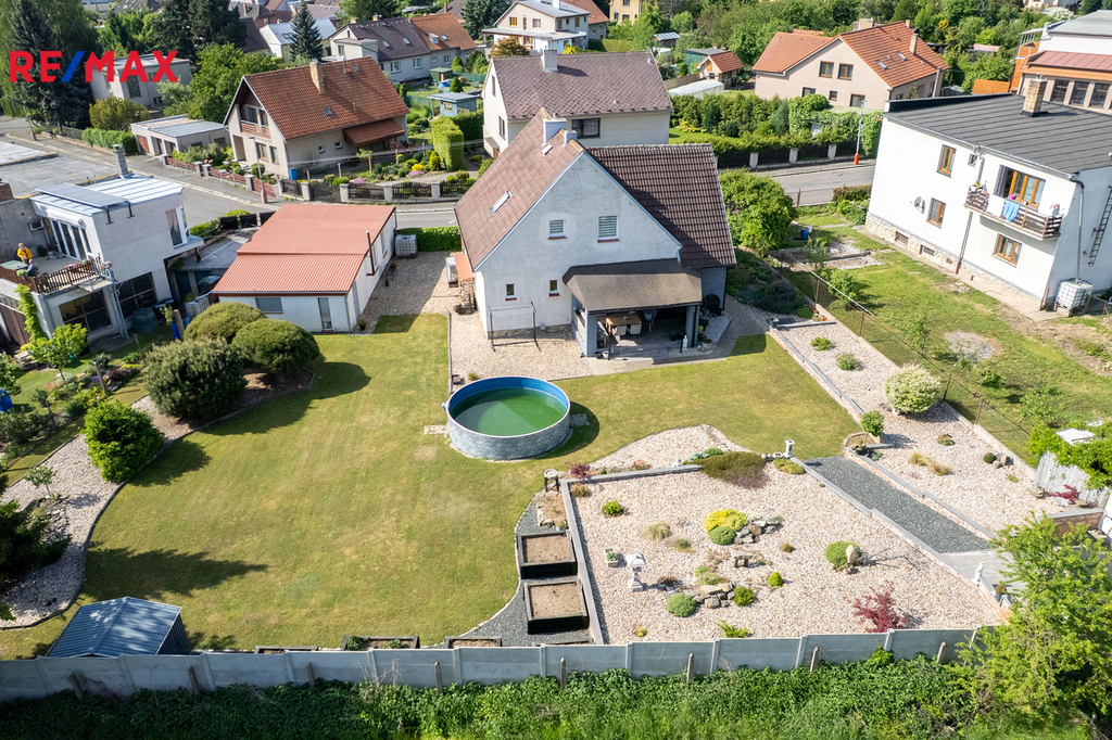 Pohled na dům a zahradu