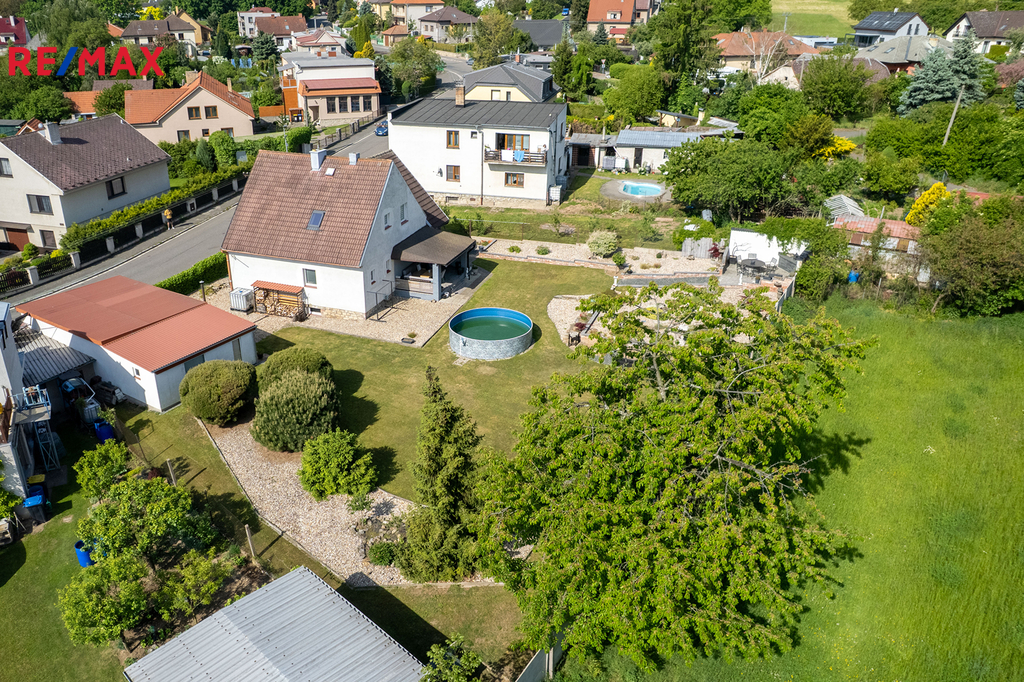 Pohled na dům a zahradu