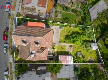 Letecký pohled na dům a zahradu | Prodej - dům/vila, 190 m²