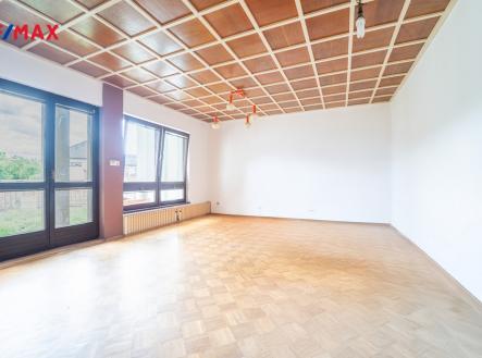 Obývací pokoj s výhledem na pozemek | Prodej - dům/vila, 103 m²