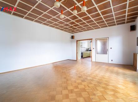 Obývací pokoj s výhledem na pozemek | Prodej - dům/vila, 103 m²