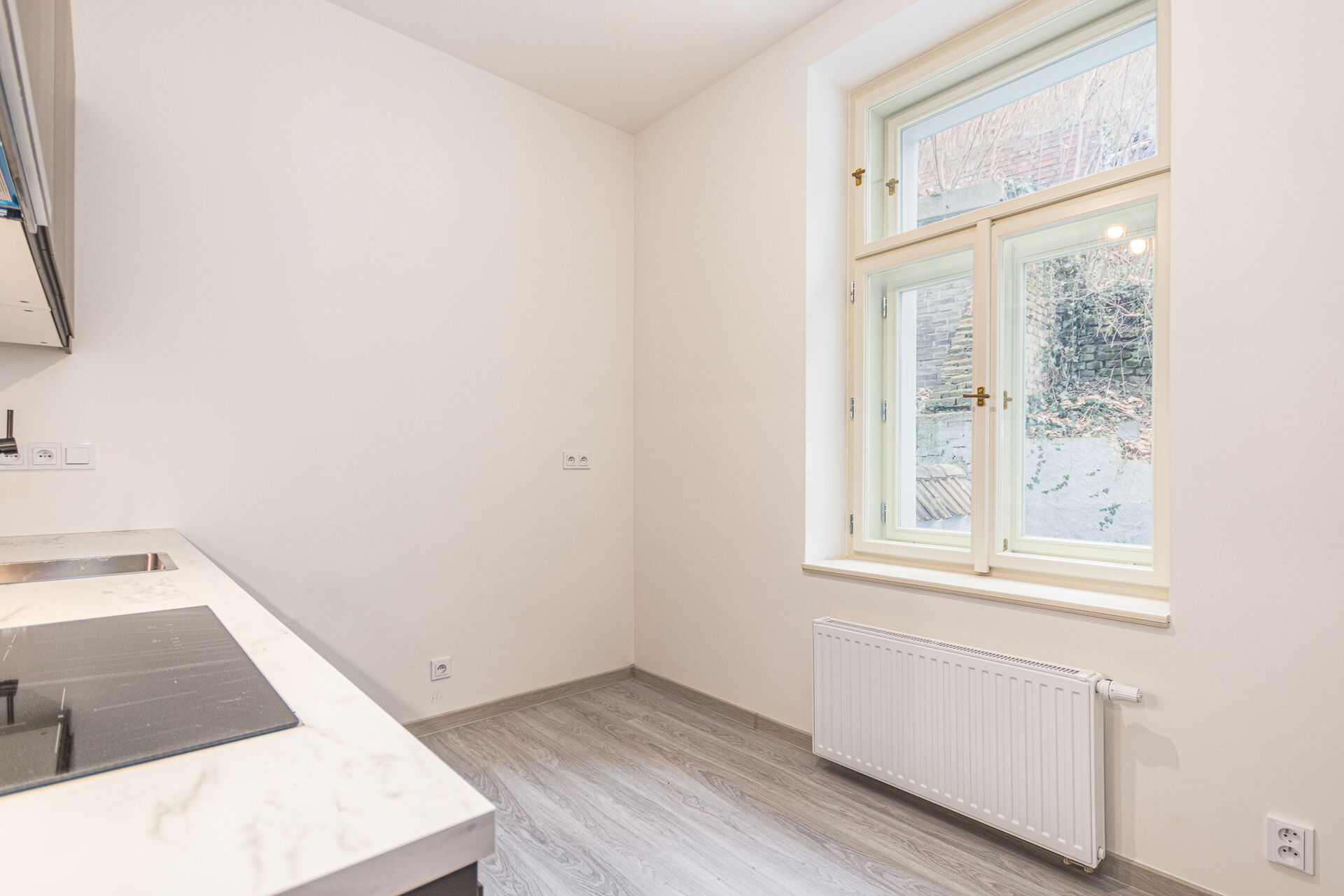 Pronájem bytu 1+1, 30 m² – Košická ulice, Praha