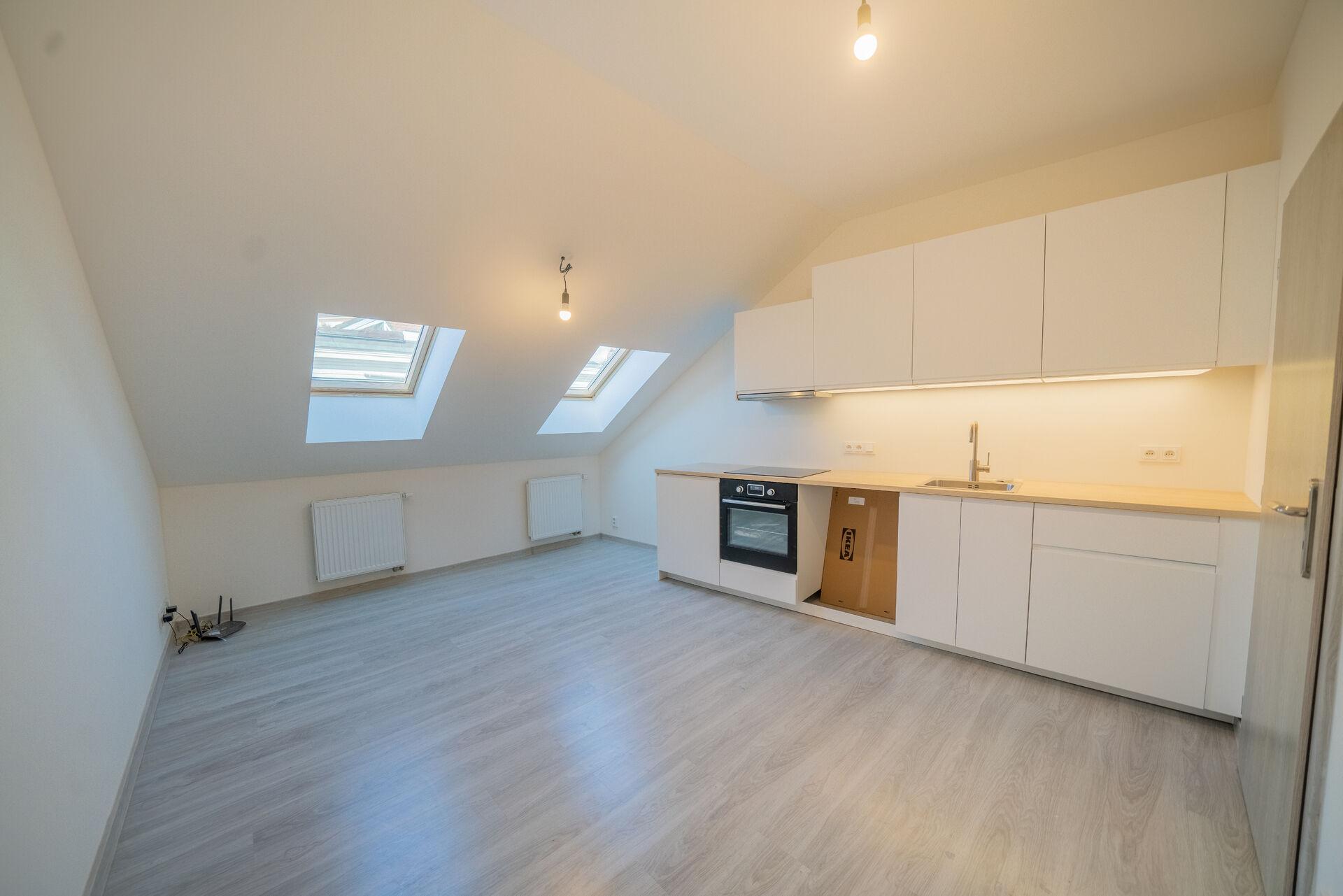 Prodej bytu 1+kk (24,5 m²) s uloženým půdním prostorem (27 m²) – Košická, Praha 10