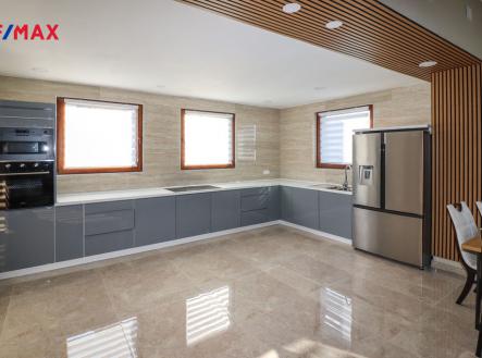 Moderně vybavená kuchyň s dostatkem manipulačního prostoru | Prodej - dům/vila, 279 m²