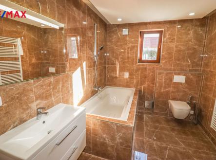 Moderní koupelna v přízemí | Prodej - dům/vila, 279 m²