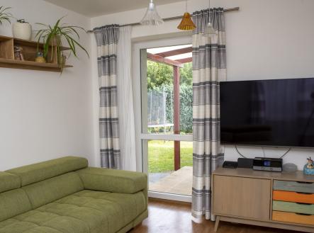 Prodej domu Zeleneč_obývací pokoj_vstup na zahradu | Prodej - dům/vila, 97 m²