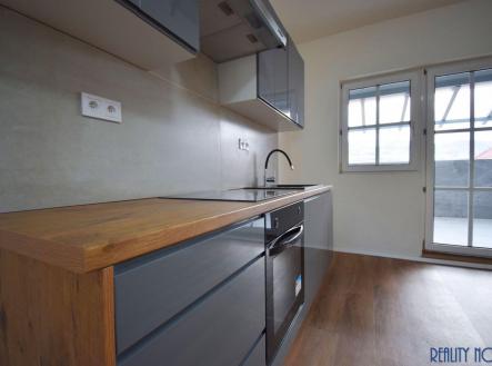 kuchysk linka, vstup na terasu | Pronájem bytu, 3+kk, 98 m²