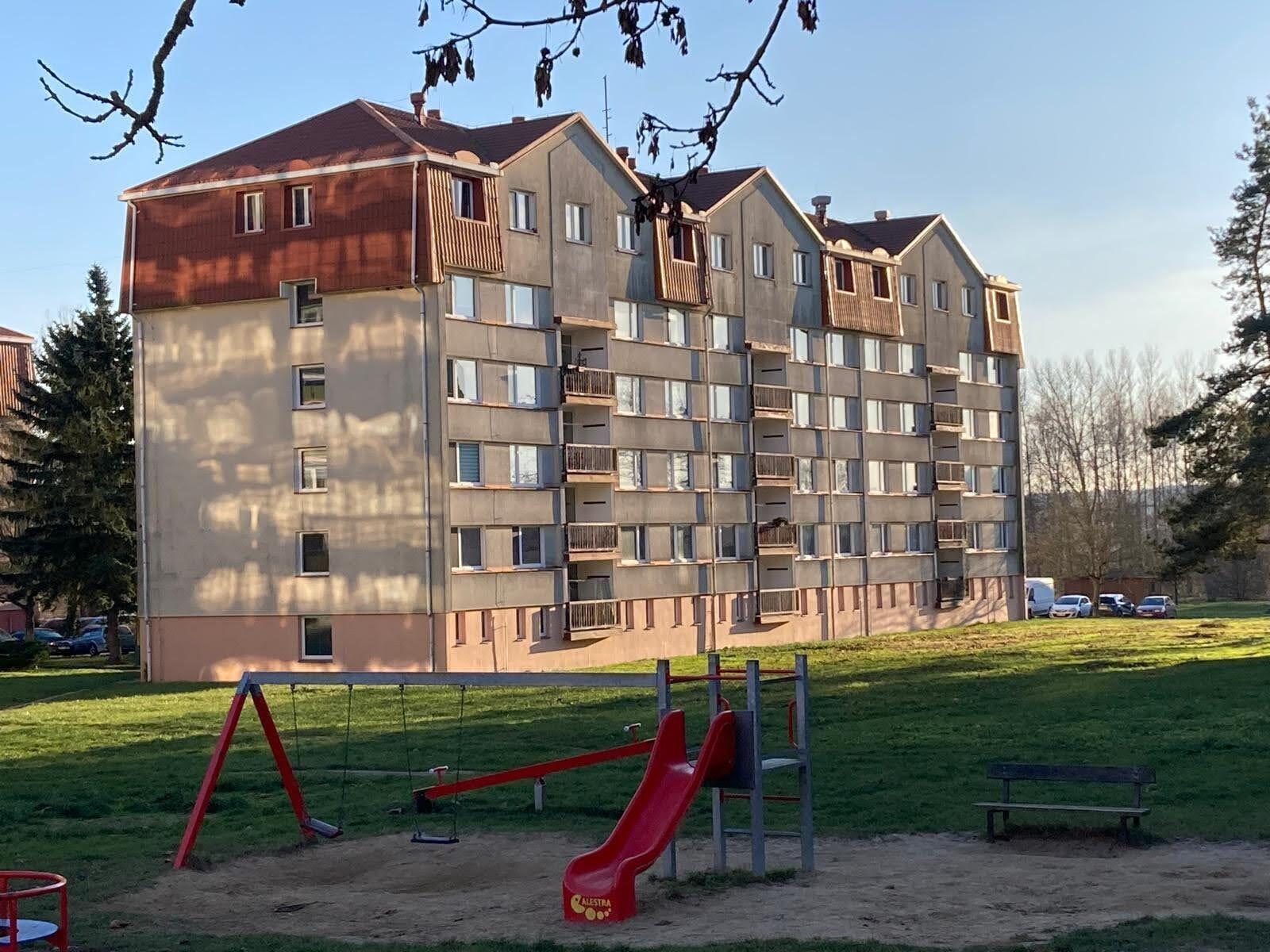 Pohled na dům a dětské hřiště