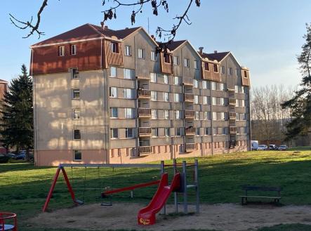 Pohled na dům a dětské hřiště | Prodej bytu, 4+1, 85 m²