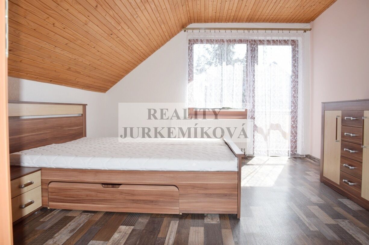 Pronájem kompletně zařízeného bytu 1+KK s balkonem v RD v Rudolfově