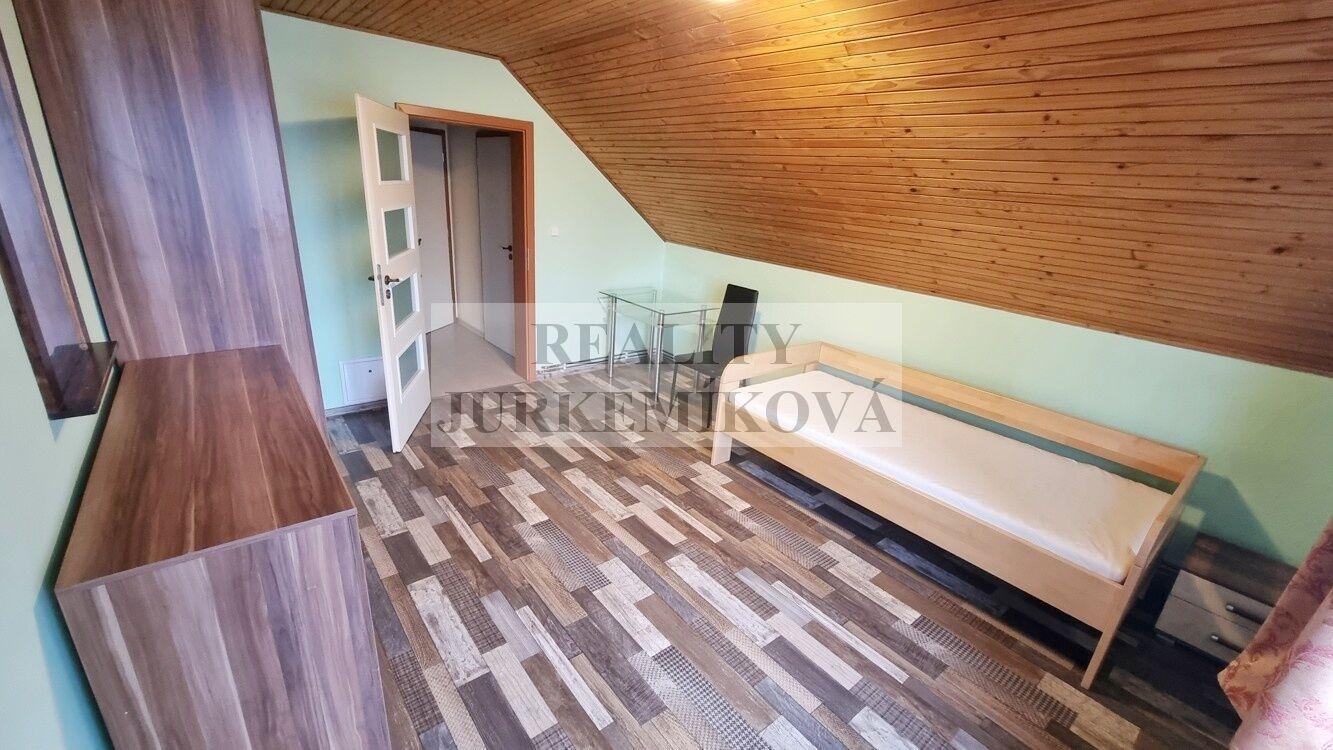 Pronájem kompletně zařízeného bytu 1+KK s balkonem v RD v Rudolfově