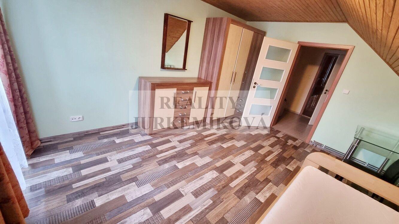 Pronájem kompletně zařízeného bytu 1+KK s balkonem v RD v Rudolfově