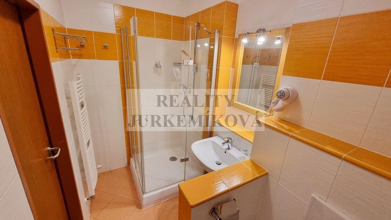 Prodej apartmánu s lodžií v oblíbeném hotelovém komplexu – Frymburk, Lipno