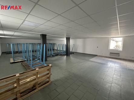 Pronájem - skladovací prostor, 450 m²