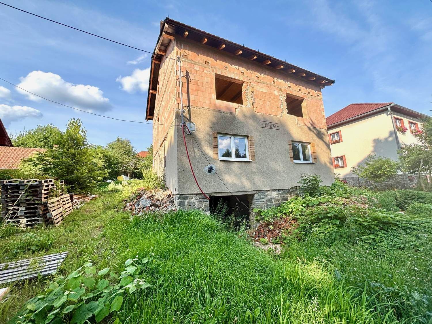 Prodej hrubé stavby vícegeneračního RD se zahradou v obci Dolní Rožínka