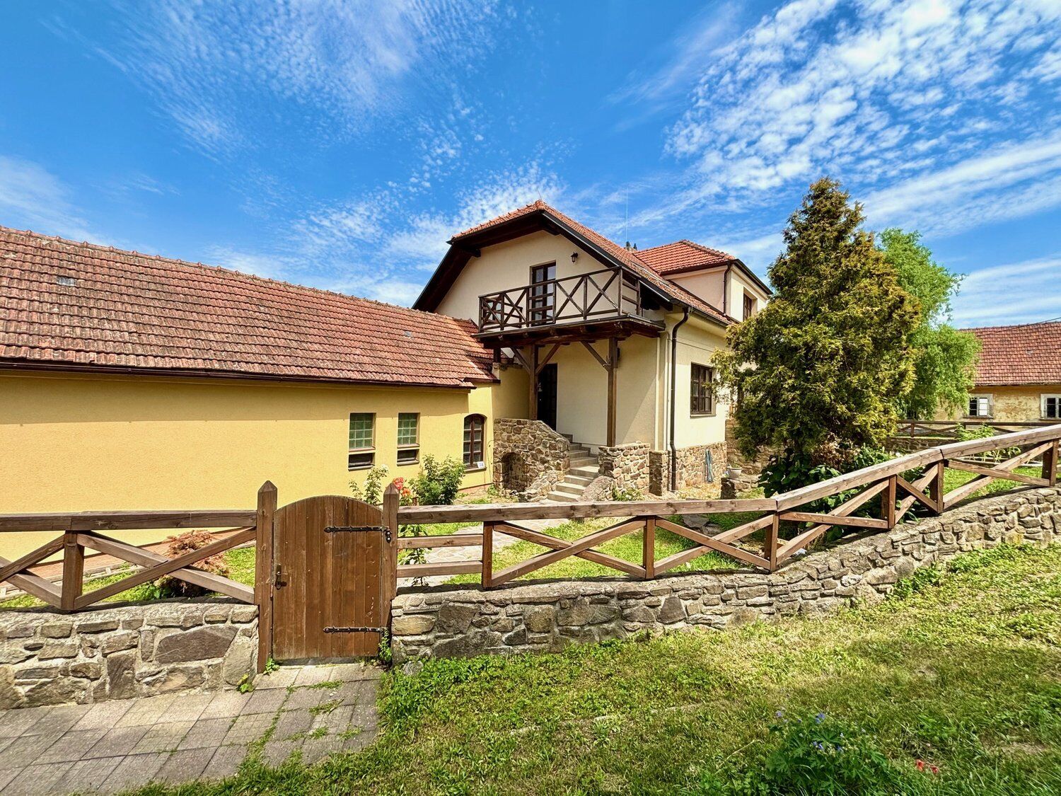 Prodej RD 6+1, 2x garáž, dvůr, zahrada - Veverské Knínice