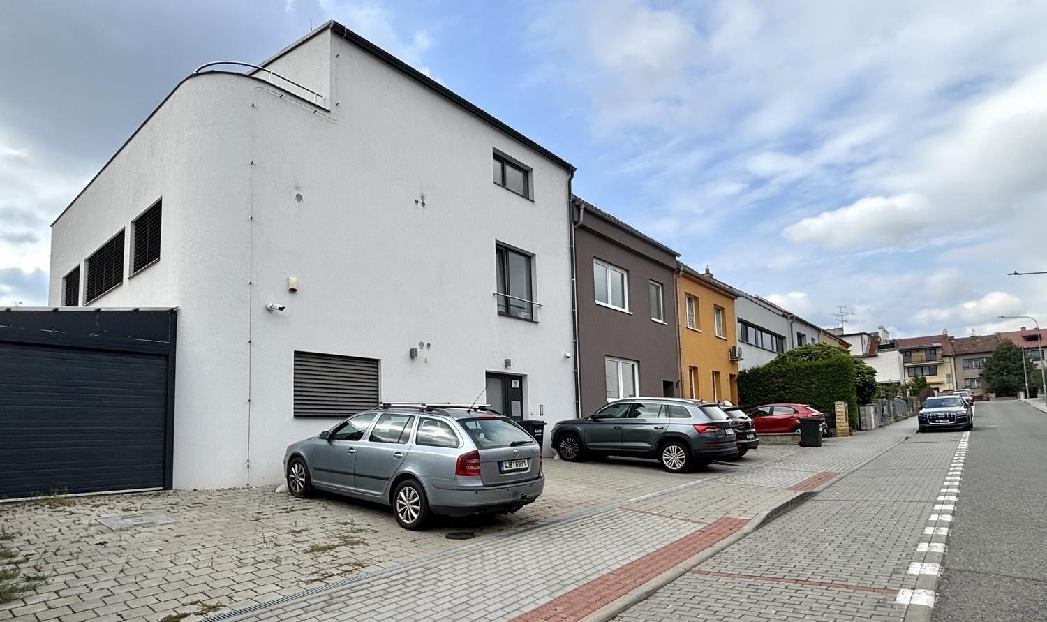 Pronájem bytu 2+kk s parkovacím stáním, Obřany