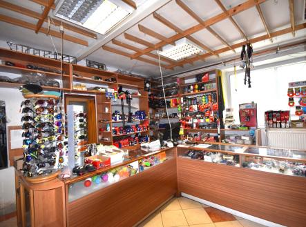 Pronájem - obchodní prostor, 179 m²