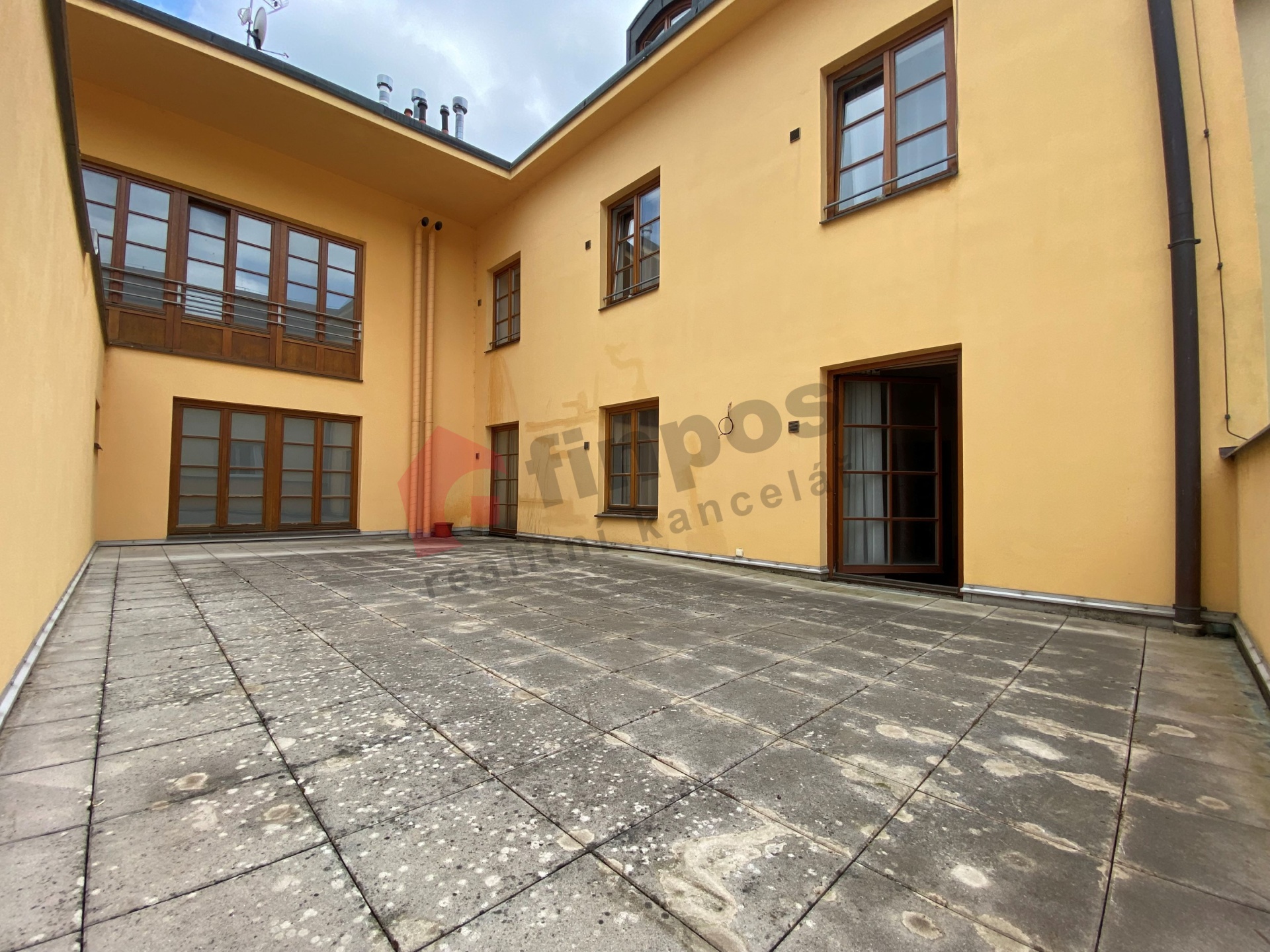 Exkluzivní nabídka pronájmu bytu 93 m2 + 50 m2 terasa ve Voticích, Komenského náměstí, 35 min. od Pr