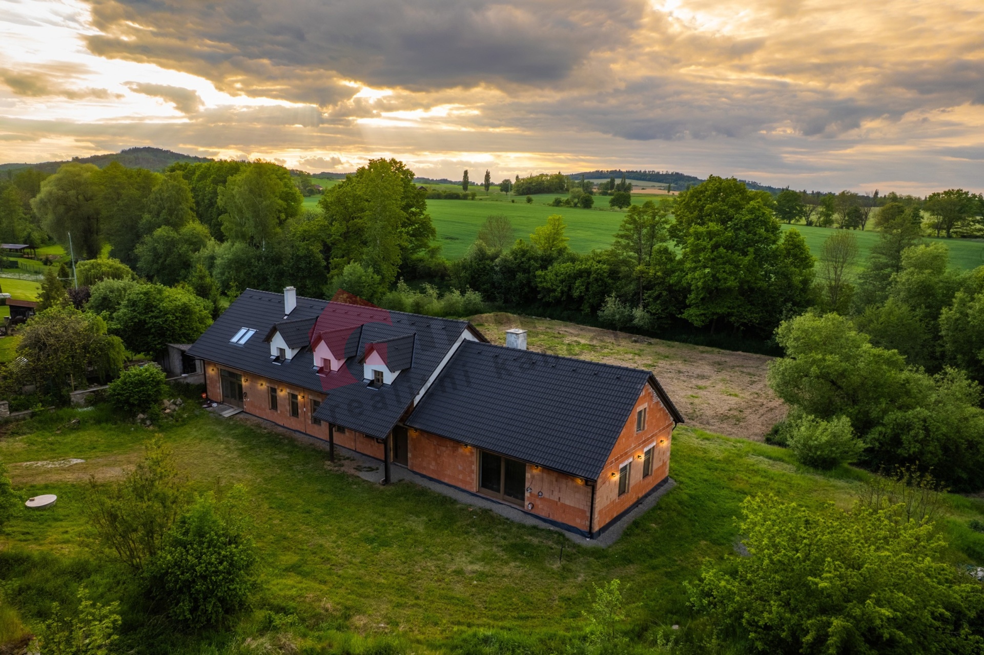 Novostavba Rudolec - Sedlčany, Rodinný dům 449 m2 s pozemkem 6079 m2