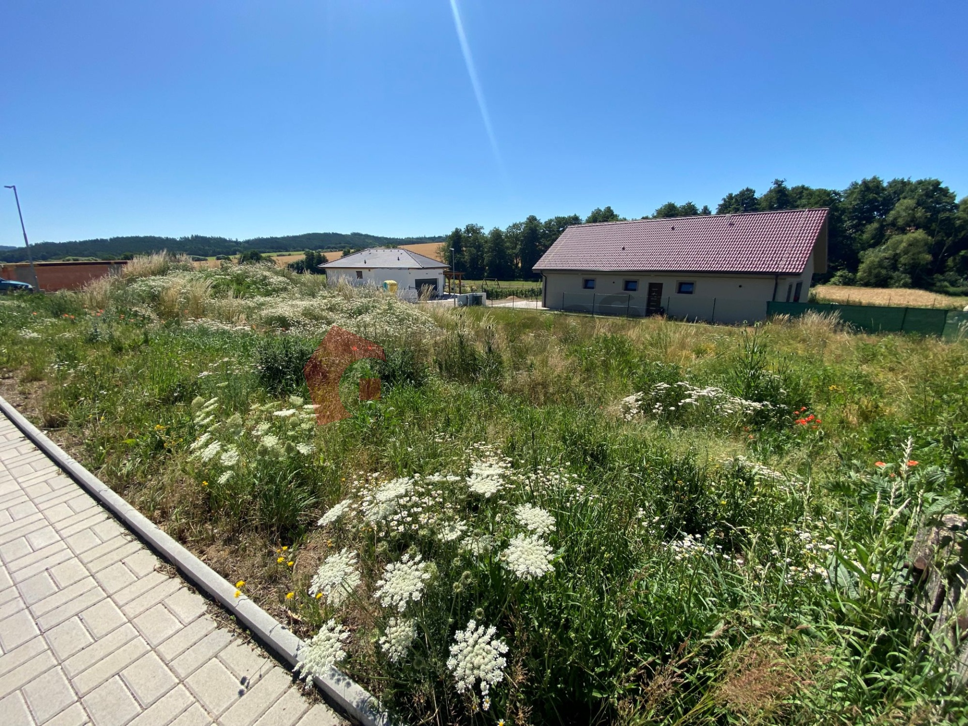 Prodej zasíťované stavební parcely 845 m2 ve Zvěstově, okr. Benešov, 50 min. od Prahy.