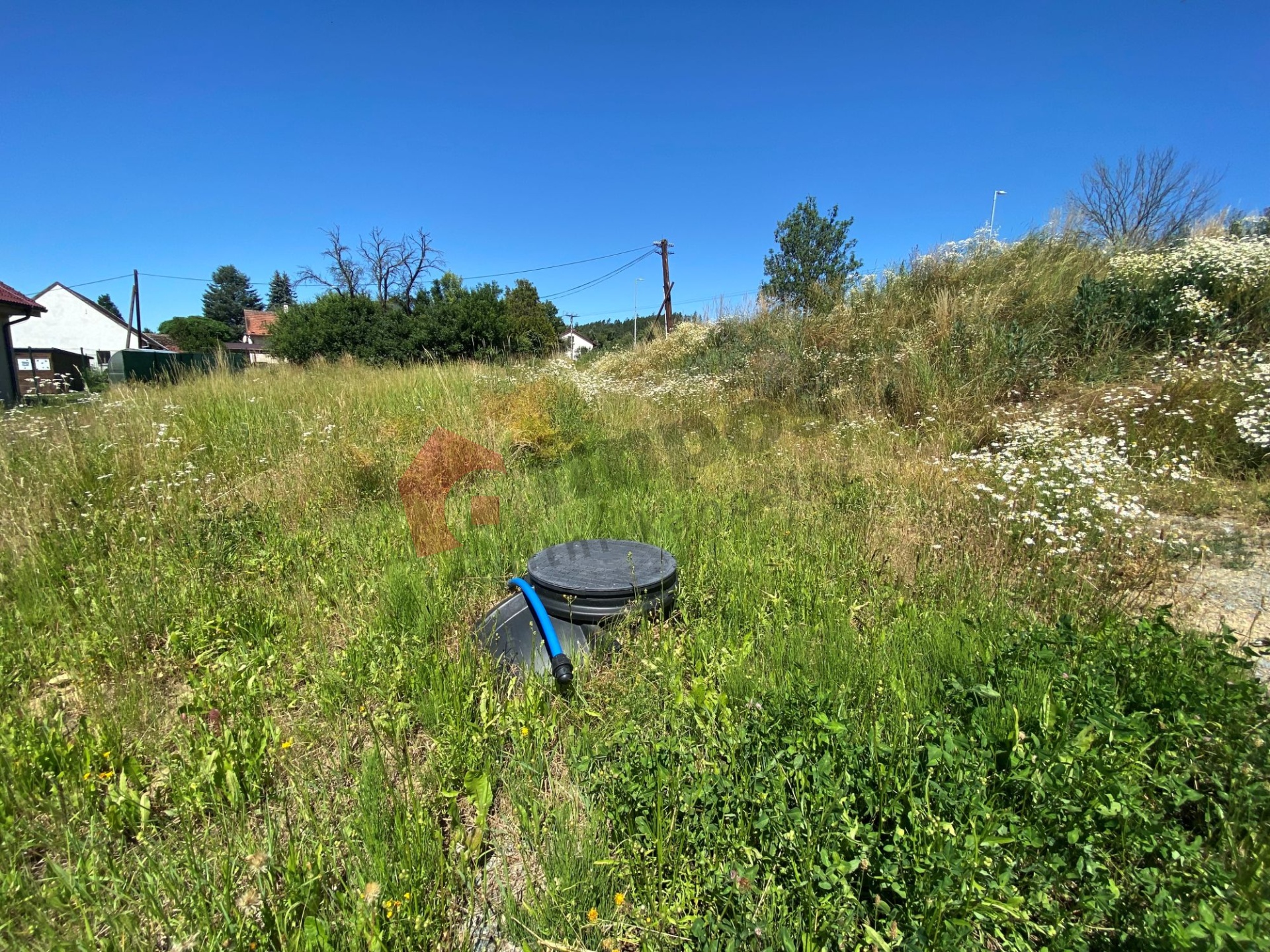 Prodej zasíťované stavební parcely 845 m2 ve Zvěstově, okr. Benešov, 50 min. od Prahy.