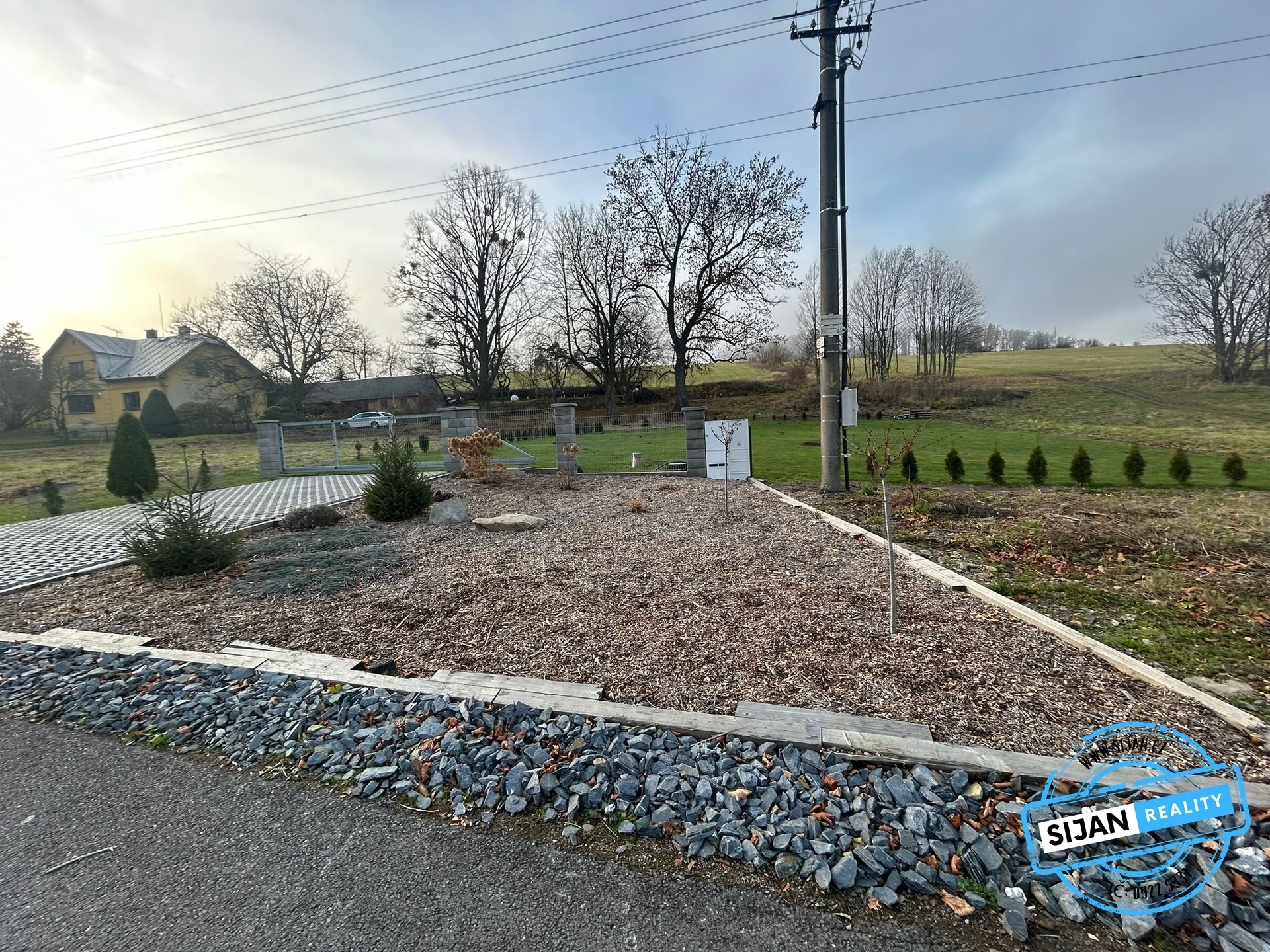 okrasná část před pozemkem