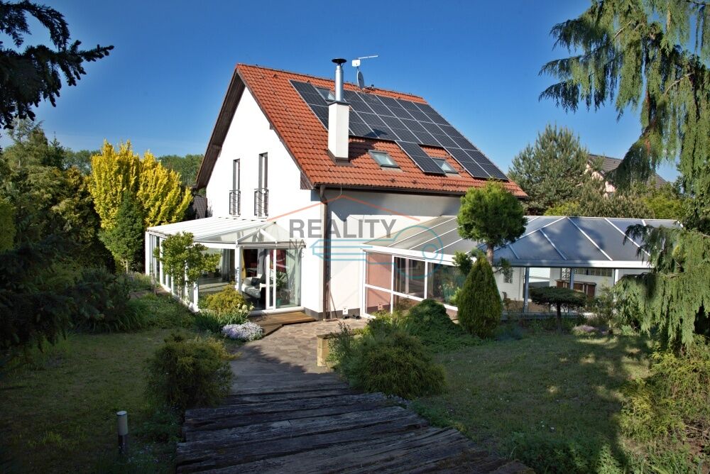 Prodej luxusního domu 6+1, garáž, Hoštice u Vodochod