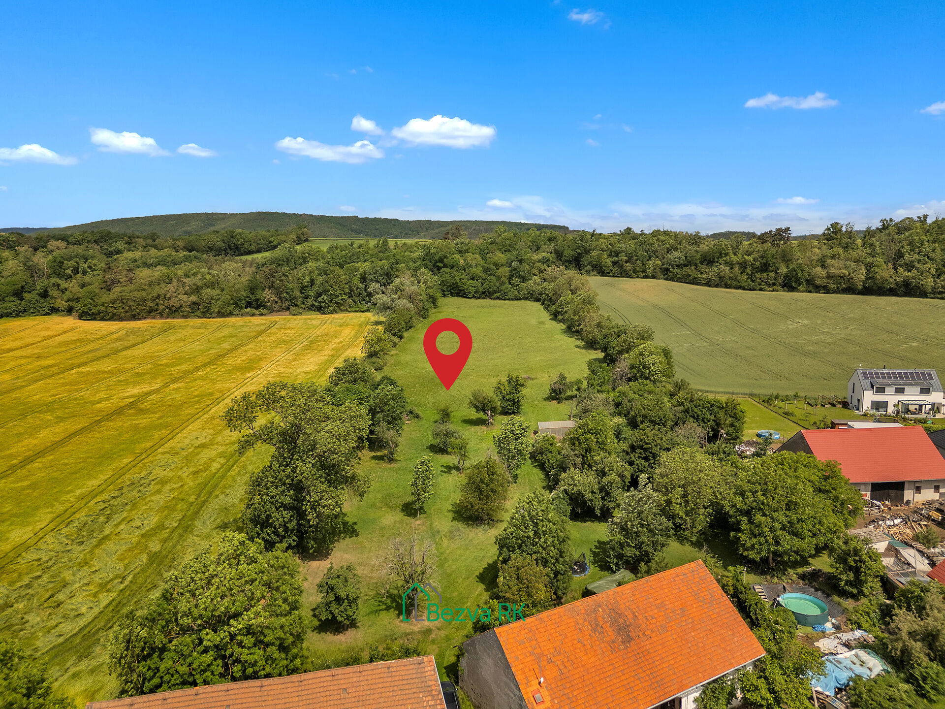 Prodej stavebního pozemku 1318 m² Králův Dvůr - Levín