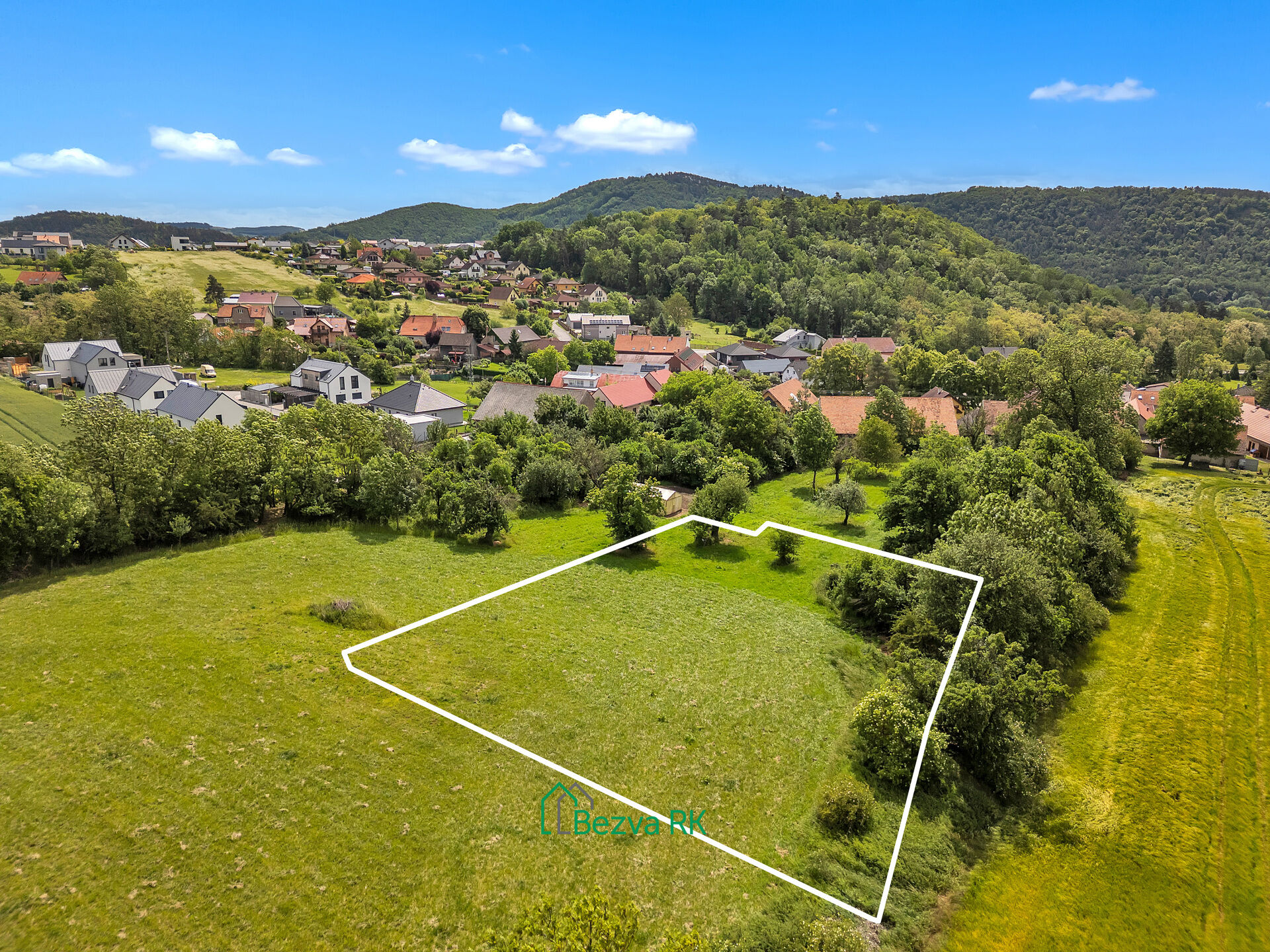 Prodej stavebního pozemku 1318 m² Králův Dvůr - Levín