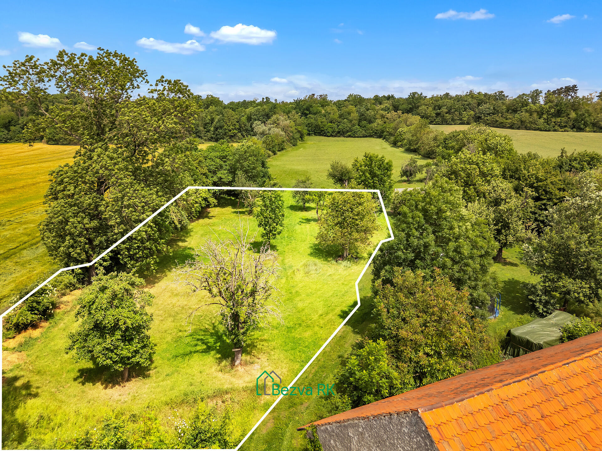 Prodej stavebního pozemku 2059 m² – Levín u Berouna s vydaným stavebním povolením na stavbu RD