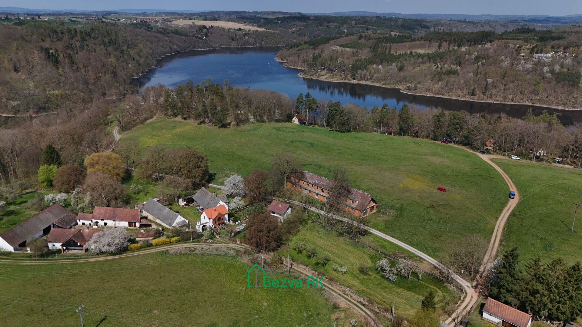 Rozsáhlý soubor nemovitostí u Orlické přehrady – chalupa, hotel v hrubé stavbě a 84.000m² pozemků