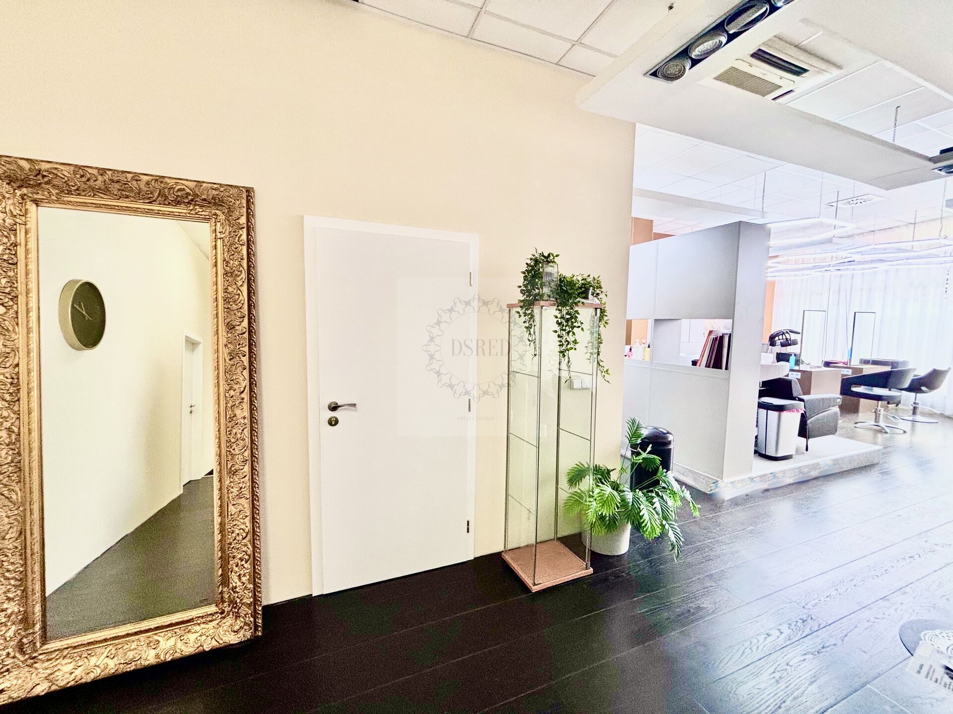 Nájem, obchodní prostory, 15 m2, kadeřnické křeslo