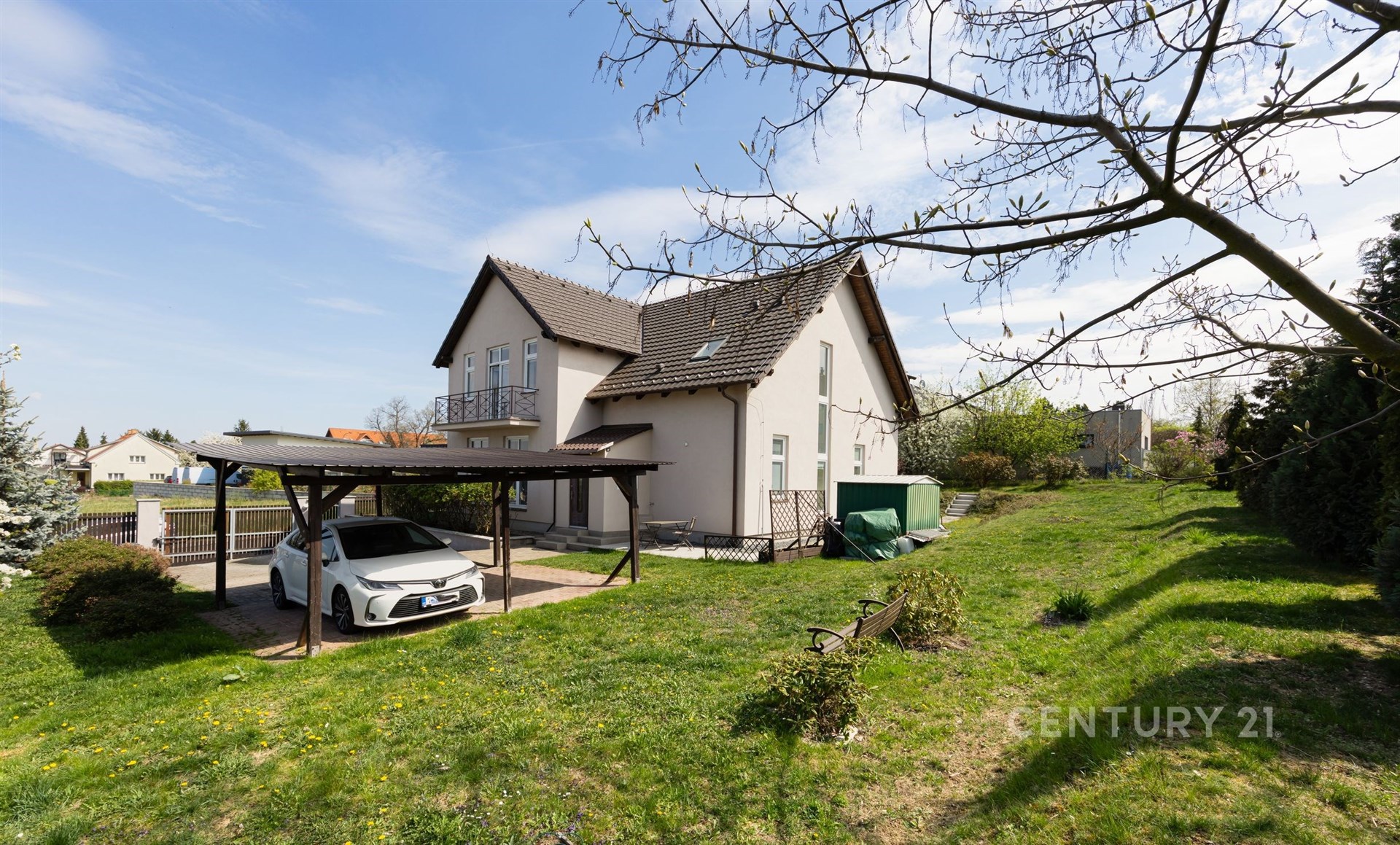 Rodinný dům s moderní fasádou a taškovou střechou, prostorná zahrada s garážovým stáním, klidná rezidenční lokalita.