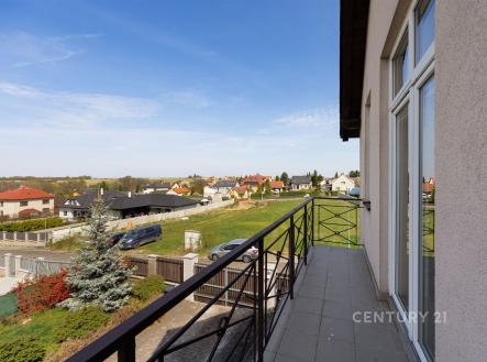 Balkón s výhledem na zahradu s moderní dlažbou a elegantním zábradlím, skvělý prosluněný prostor v klidné lokalitě. | Prodej - dům/vila, 249 m²