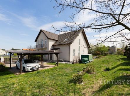 Rodinný dům s moderní fasádou a taškovou střechou, prostorná zahrada s garážovým stáním, klidná rezidenční lokalita. | Prodej - dům/vila, 249 m²