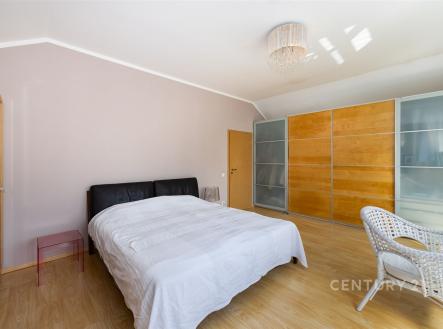Světlá prostorná ložnice s parketovou podlahou, vestavěné skříně a moderní design. | Prodej - dům/vila, 249 m²