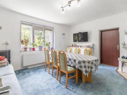 jídelna s koberec, televize, přirozené světlo, a radiátor | Prodej - dům/vila, 183 m²