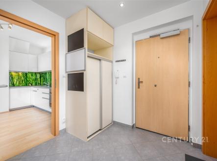 Předsíň s dlažbou, vestavěné skříně, světlý interiér, moderní design, přístup do kuchyně s parketovou podlahou. | Pronájem bytu, 2+kk, 48 m²