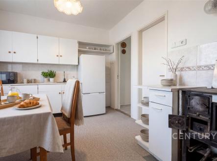 Kuchyň s retro kamny, světlý interiér, plovoucí podlaha, jídelní kout, vestavěné police, moderní spotřebiče | Prodej - dům/vila, 93 m²