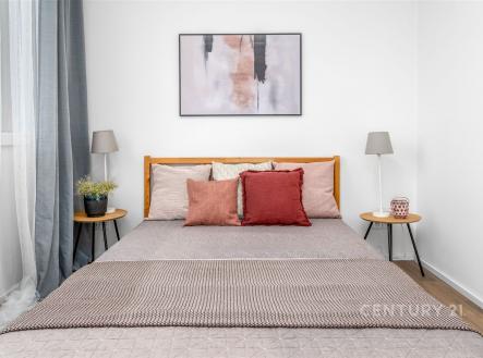 Prostorná ložnice s parketovou podlahou, velkými okny a moderním nábytkem, vytváří světlý a útulný prostor pro relaxaci. | Prodej bytu, 3+kk, 54 m²