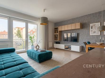Světlý obývací pokoj s velkými okny, moderní parketovou podlahou a stylovým nábytkem. | Prodej bytu, 3+kk, 88 m²