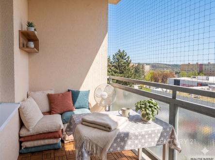Prostorný balkon s dřevěnou podlahou, výhledem na město a bezpečnostní sítí, ideální pro relaxaci nebo venkovní posezení | Prodej bytu, 2+1, 58 m²
